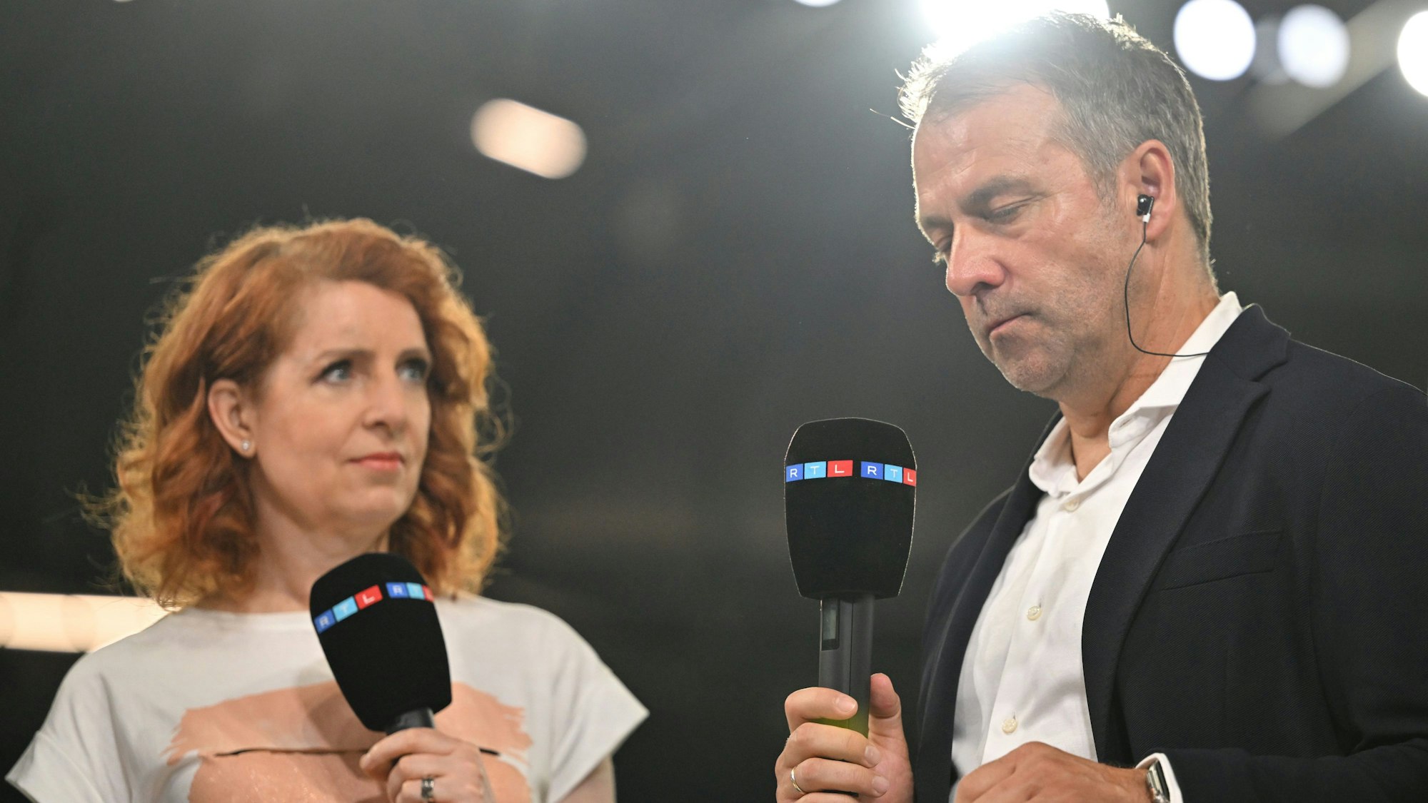 Deutschlands Bundestrainer Hansi Flick spricht nach dem Spiel mit der Sportmoderatorin Monica Lierhaus.