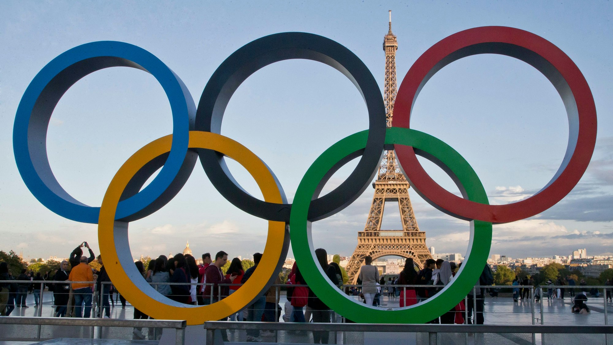 Die Olympischen Ringe 2017 in Paris vor dem Eiffelturm.