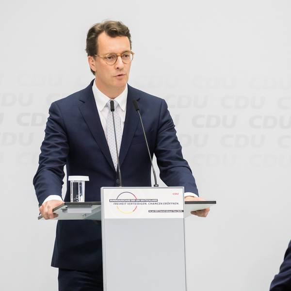 Hendrik Wüst (l.) und Friedrich Merz Mitte Juni beim CDU-Bundesausschuss in Berlin. Zwischen den beiden CDU-Politikern gibt es Meinungsverschiedenheiten.