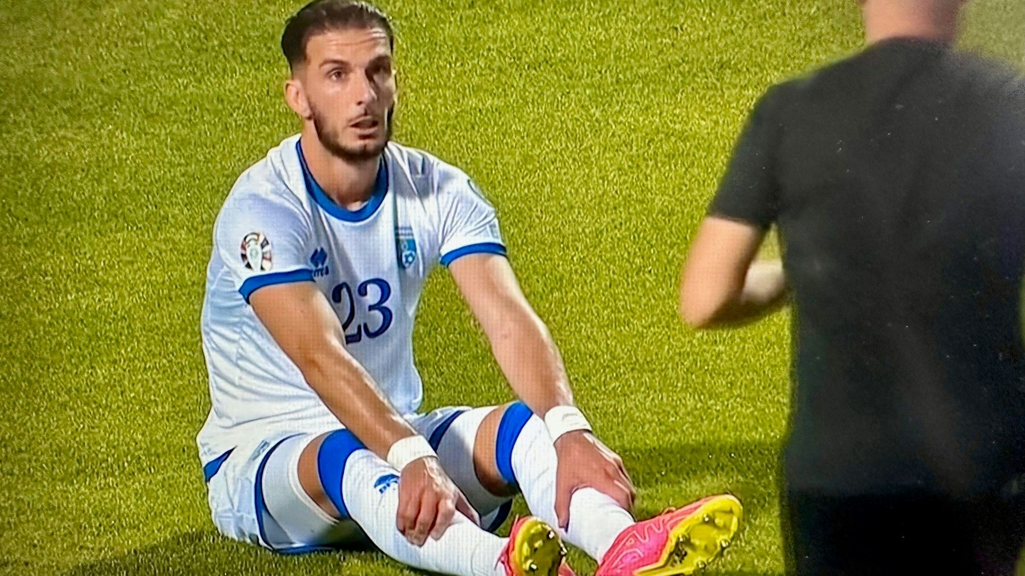 Leart Paqarada verletzte sich am Montagabend im Spiel der kosovarischen Nationalelf in Budapest gegen Belarus. Der Zugang des 1. FC Köln wurde in der 25. Minute ausgewechselt.