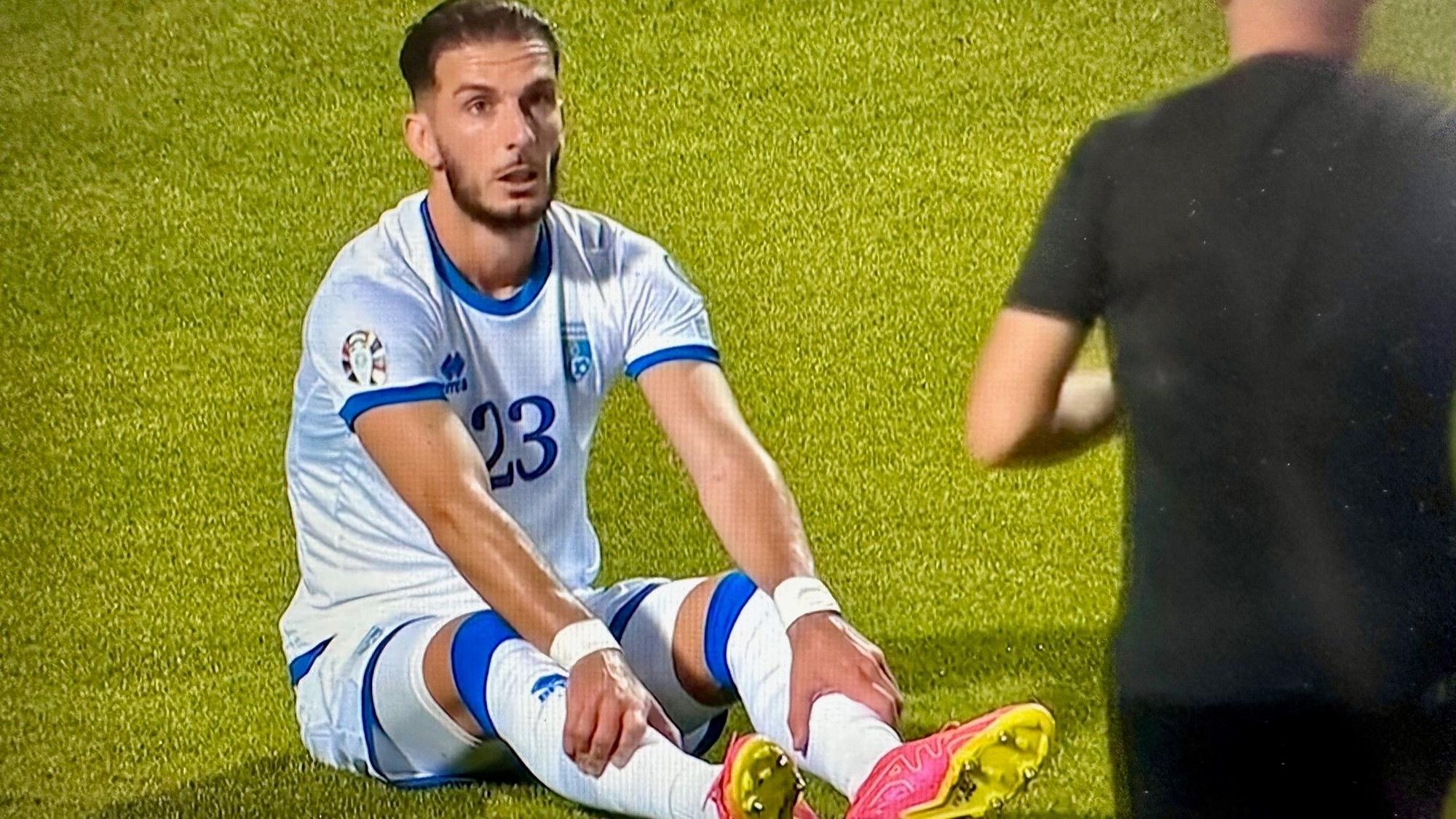 Leart Paqarada verletzte sich am Montagabend im Spiel der kosovarischen Nationalelf in Budapest gegen Belarus. Der Zugang des 1. FC Köln wurde in der 25. Minute ausgewechselt.