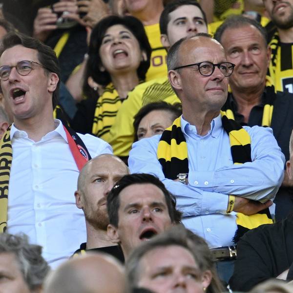 27.05.2023, Nordrhein-Westfalen, Dortmund: Fußball: Bundesliga, Borussia Dortmund - FSV Mainz 05, 34. Spieltag, Signal Iduna Park. NRW Ministerpräsident Hendrik Wüst und Friedrich Merz vor der Partie. WICHTIGER HINWEIS: Gemäß den Vorgaben der DFL Deutsche Fußball Liga bzw. des DFB Deutscher Fußball-Bund ist es untersagt, in dem Stadion und/oder vom Spiel angefertigte Fotoaufnahmen in Form von Sequenzbildern und/oder videoähnlichen Fotostrecken zu verwerten bzw. verwerten zu lassen. Foto: Bernd Thissen/dpa +++ dpa-Bildfunk +++
