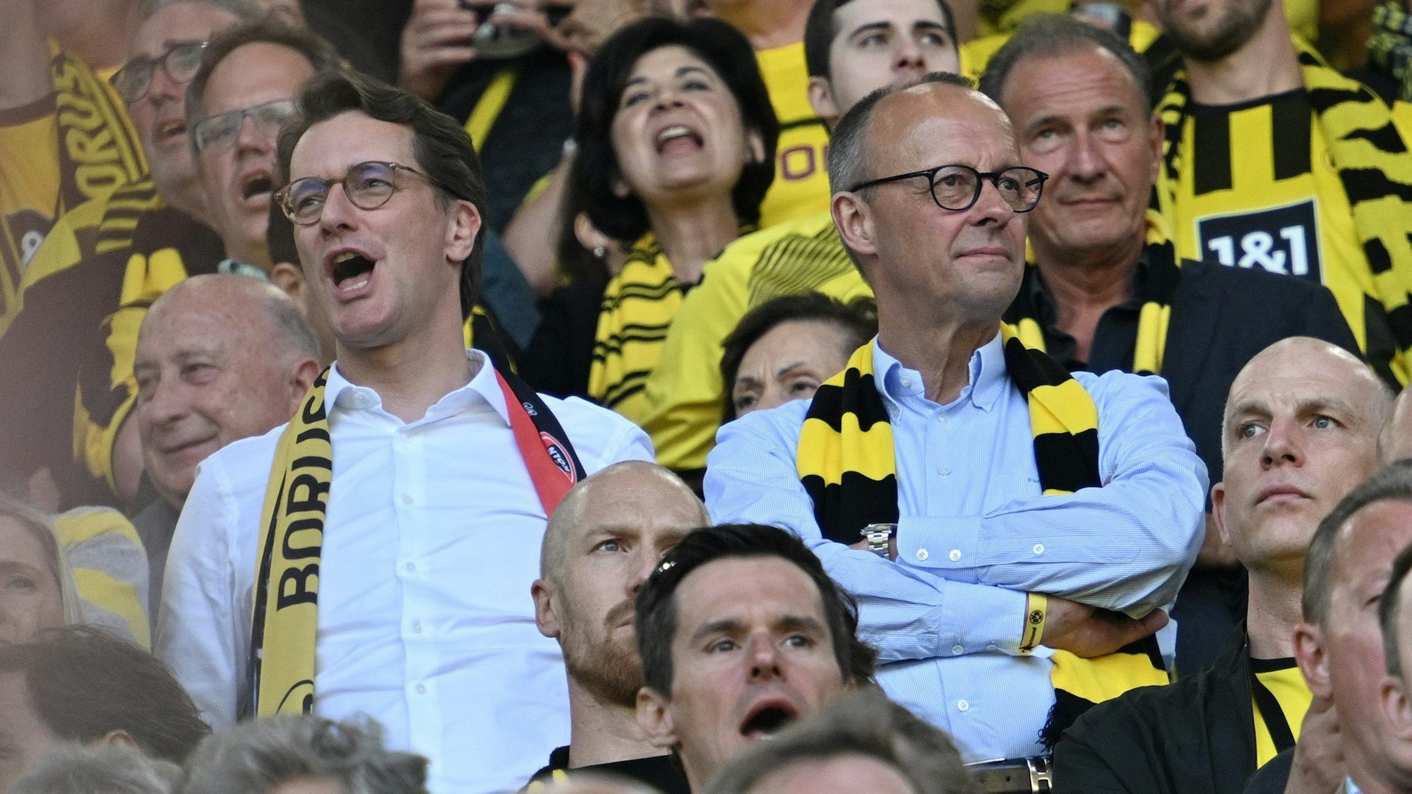 27.05.2023, Nordrhein-Westfalen, Dortmund: Fußball: Bundesliga, Borussia Dortmund - FSV Mainz 05, 34. Spieltag, Signal Iduna Park. NRW Ministerpräsident Hendrik Wüst und Friedrich Merz vor der Partie. WICHTIGER HINWEIS: Gemäß den Vorgaben der DFL Deutsche Fußball Liga bzw. des DFB Deutscher Fußball-Bund ist es untersagt, in dem Stadion und/oder vom Spiel angefertigte Fotoaufnahmen in Form von Sequenzbildern und/oder videoähnlichen Fotostrecken zu verwerten bzw. verwerten zu lassen. Foto: Bernd Thissen/dpa +++ dpa-Bildfunk +++