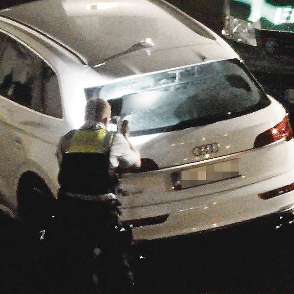 Nach den Schüssen in Troisdorf: Ein Polizist sammelt Spuren am Fahrzeug.