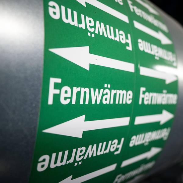 Leitungen sind in der Fernwärmeverteilerstation eines Heizkraftwerks zu sehen.
