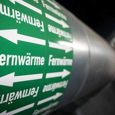 Leitungen sind in der Fernwärmeverteilerstation eines Heizkraftwerks zu sehen.