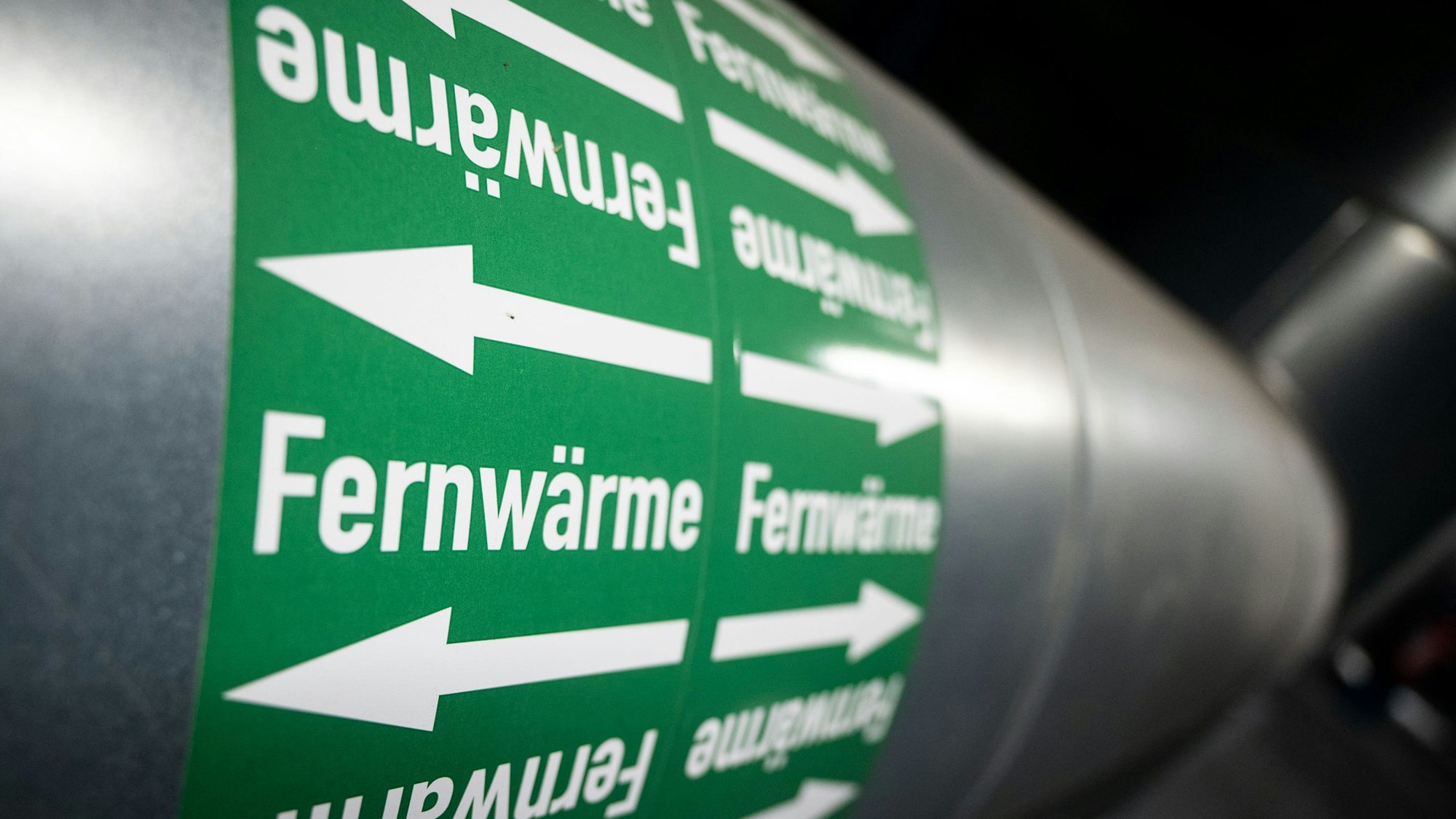 Leitungen sind in der Fernwärmeverteilerstation eines Heizkraftwerks zu sehen.