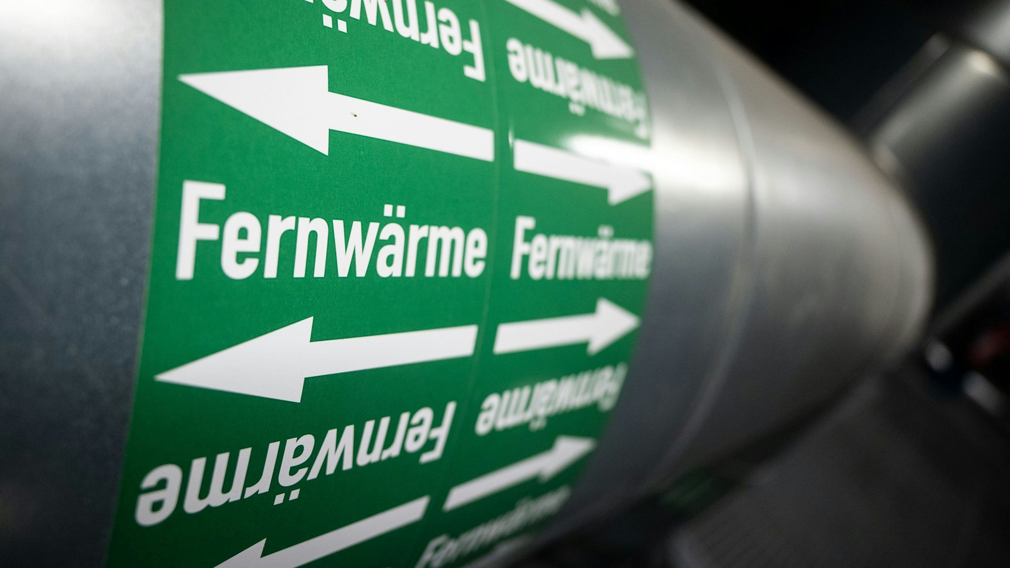 Leitungen sind in der Fernwärmeverteilerstation eines Heizkraftwerks zu sehen.