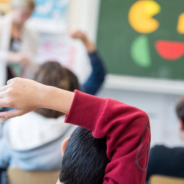 Ein Schüler meldet sich während einer Mathestunde.
