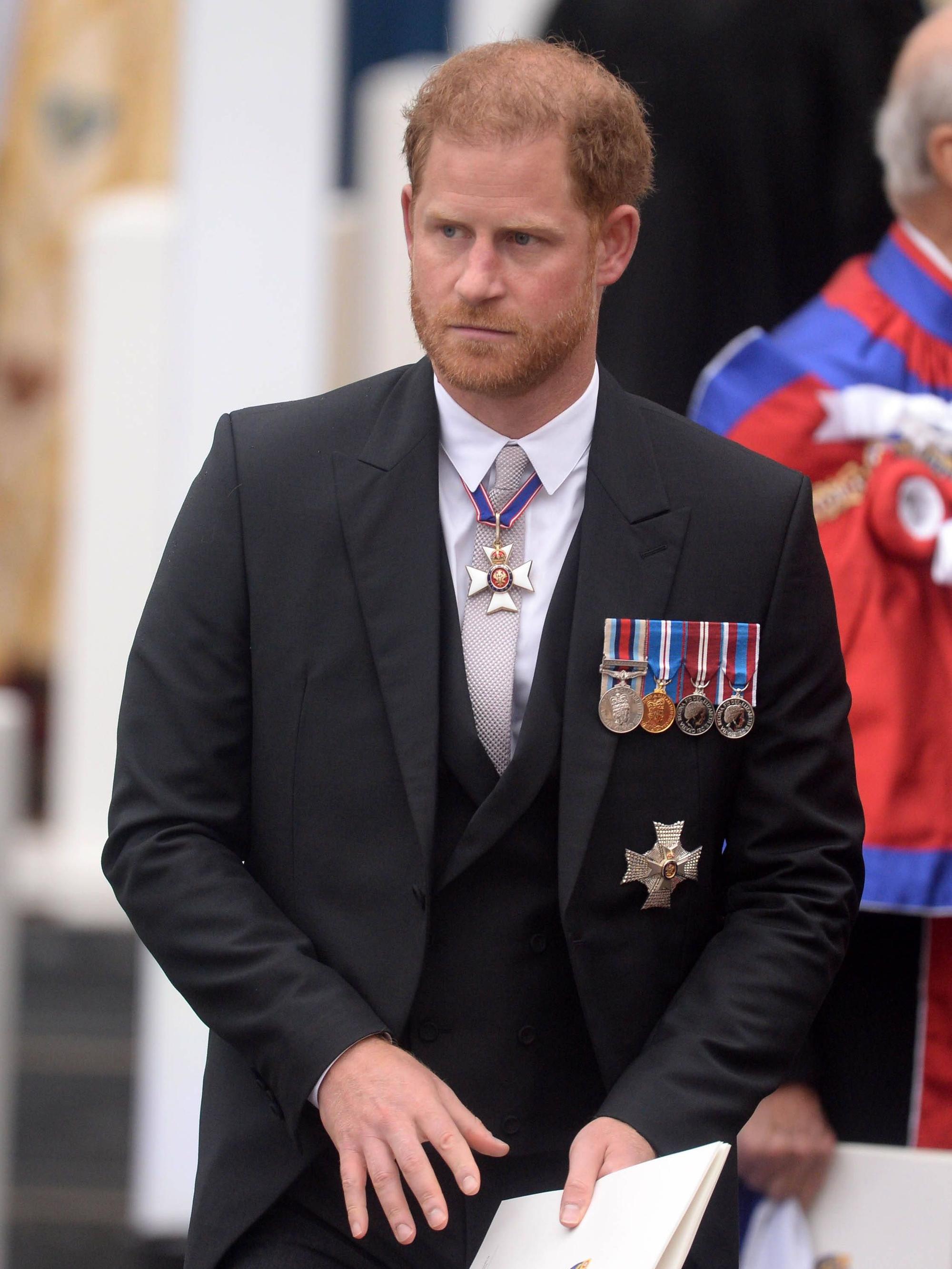 Prinz Harry bei der Krönung seines Vaters, König Charles III.