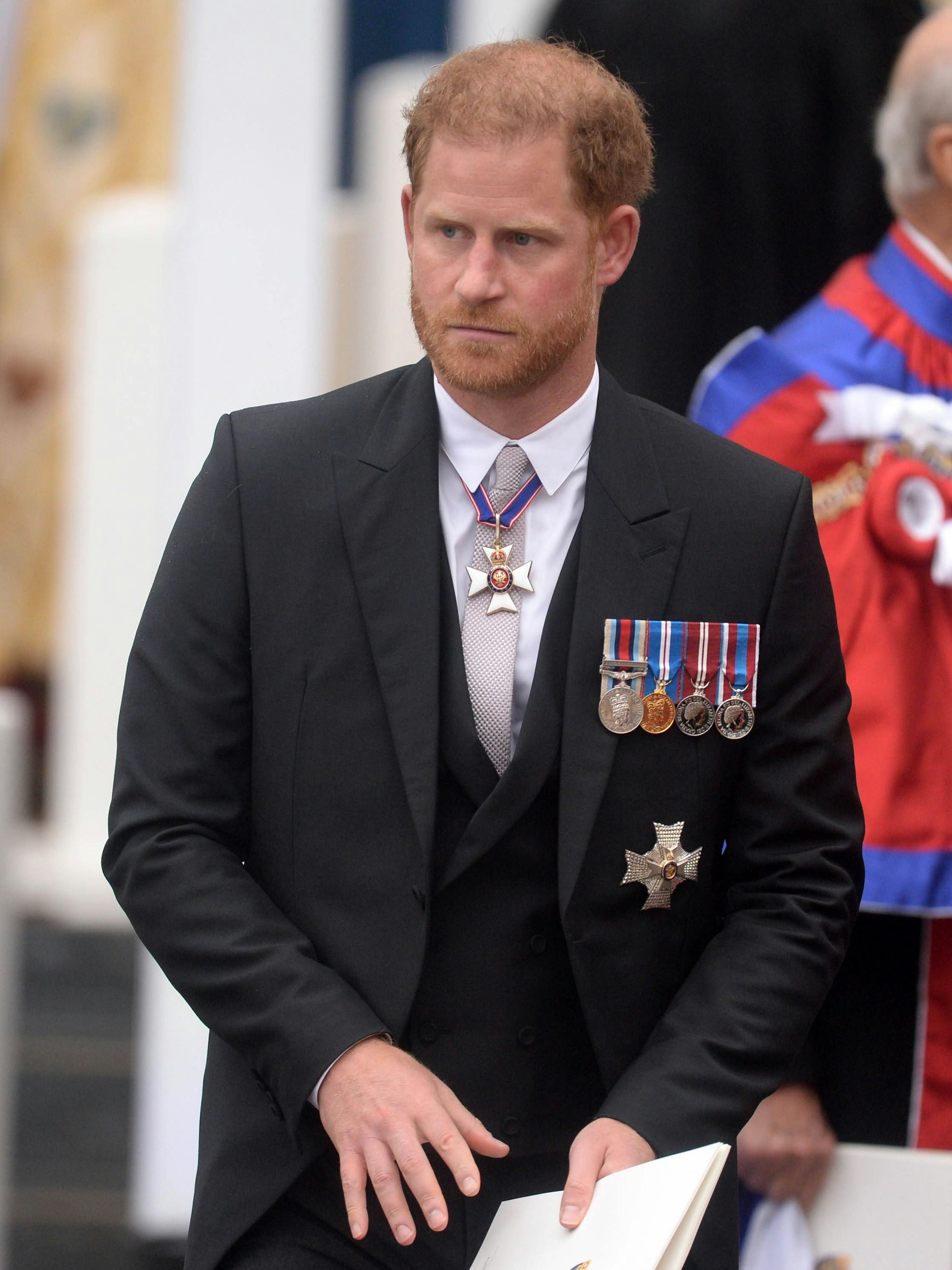 Prinz Harry bei der Krönung seines Vaters, König Charles III.