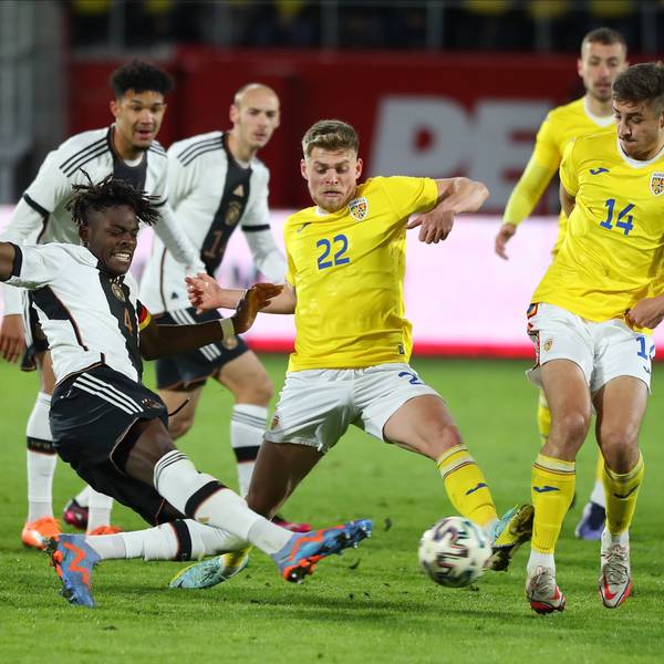 Derr gebürtige Kölner und frühere FC-Spieler Yann Bisseck führt die U21 bei der EM als Kapitän an. Das Foto zeigt ihn (vorne, links) im Zweikampf mit Rumäniens Vlad Pop.