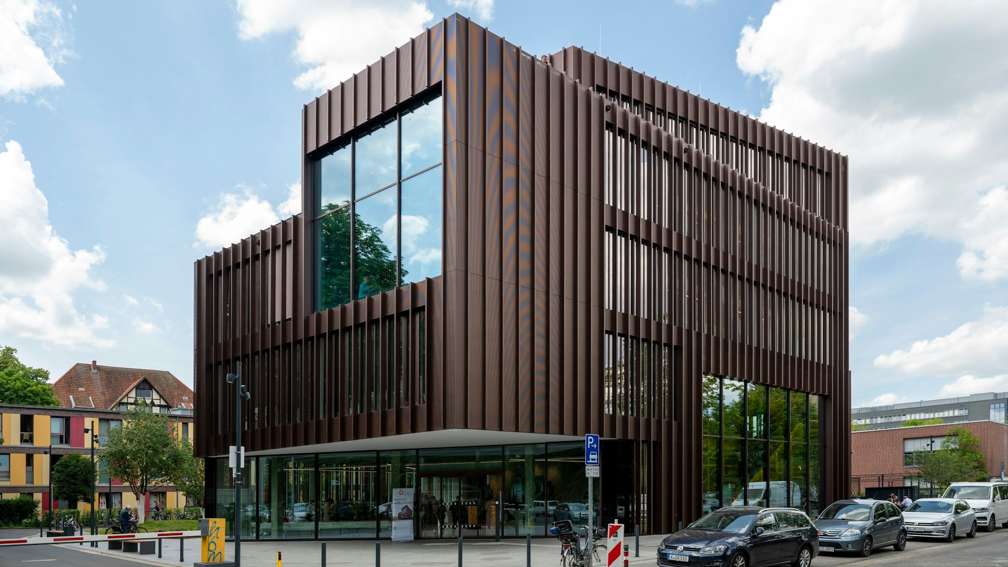 Außenansicht des Kölner Innodoms, ein fünfstöckiges, modernes, braunes Gebäude mit vielen Glasfronten