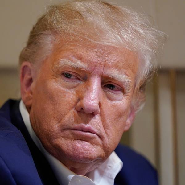 Der ehemalige Präsident Donald Trump spricht im Flugzeug nach einer Wahlkampfveranstaltung am Waco Regional Airport in Waco.