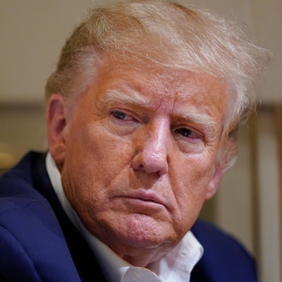 Der ehemalige Präsident Donald Trump spricht im Flugzeug nach einer Wahlkampfveranstaltung am Waco Regional Airport in Waco.