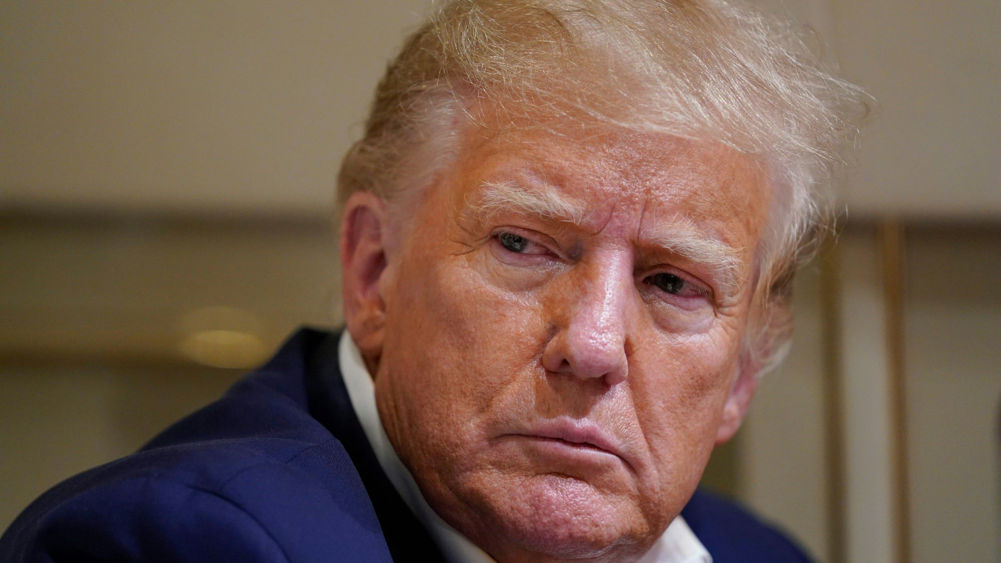 Der ehemalige Präsident Donald Trump spricht im Flugzeug nach einer Wahlkampfveranstaltung am Waco Regional Airport in Waco.