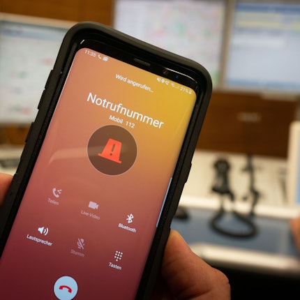 Ein Mitarbeiter demonstriert in der Zentralen Leitstelle der Frankfurter Feuerwehr das Absetzen eines Notrufes.