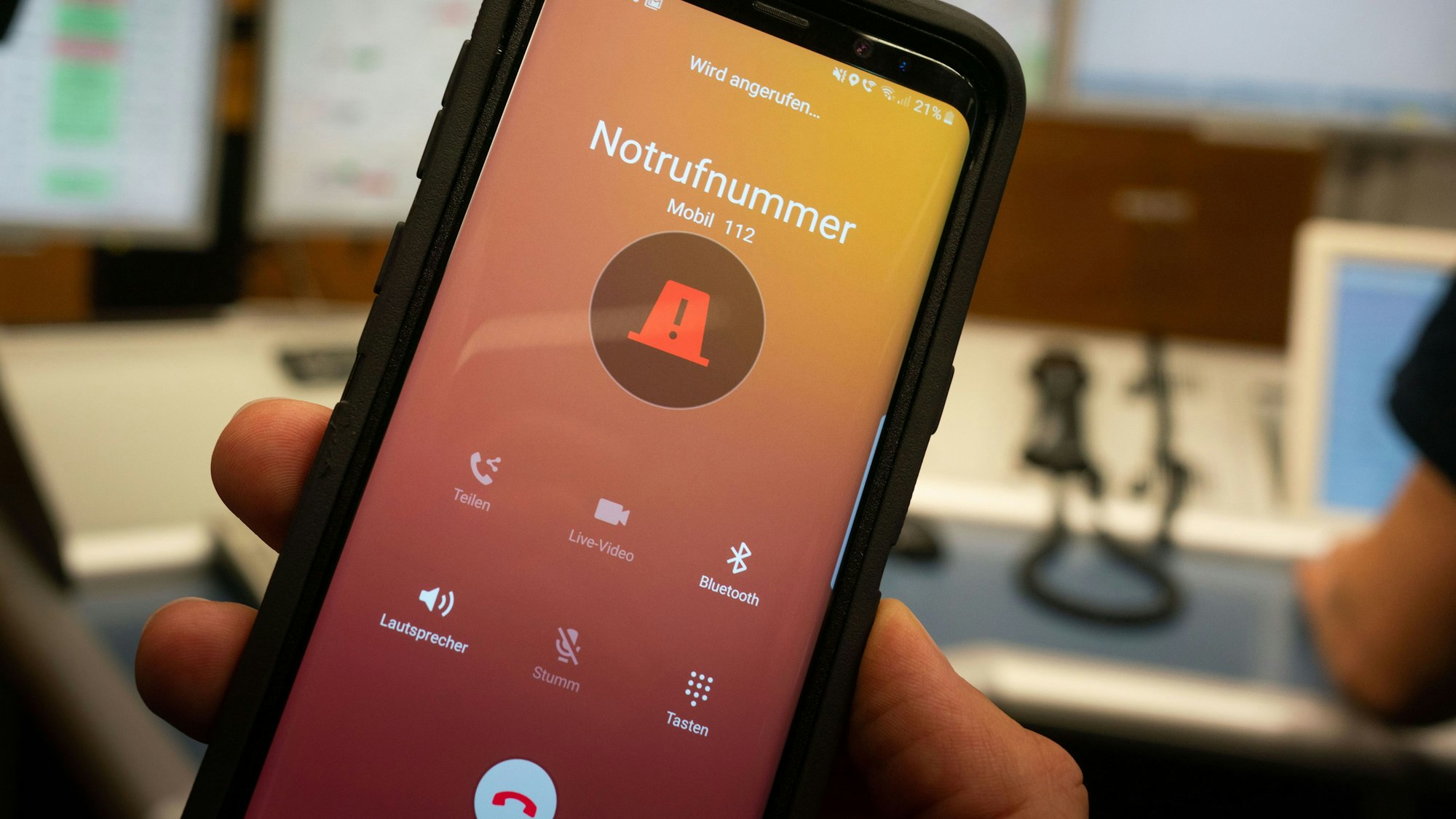 Ein Mitarbeiter demonstriert in der Zentralen Leitstelle der Frankfurter Feuerwehr das Absetzen eines Notrufes.
