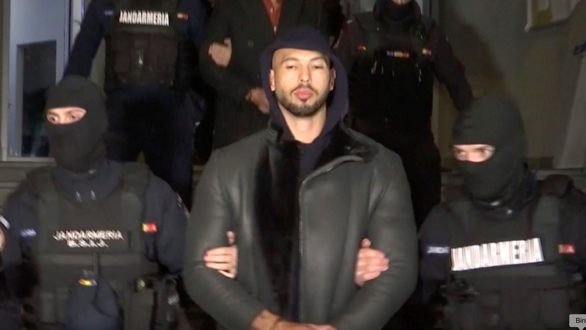 Andrew Tate bei seiner Festnahme durch die rumänische Polizei im Jahr 2022.