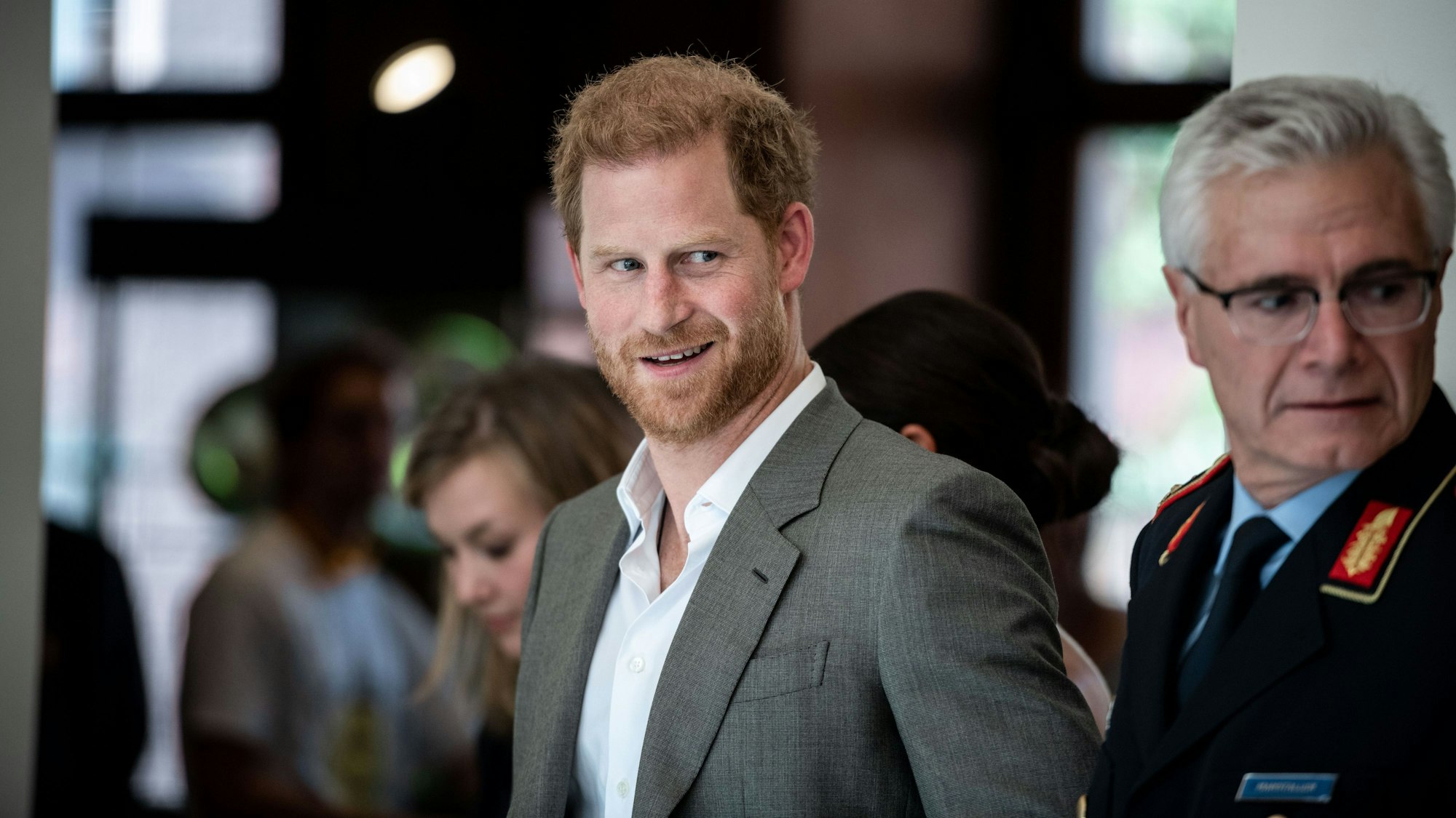 Prinz Harry (M), der Herzog von Sussex, wird im Rathaus in Düsseldorf begrüßt. Der Prinz und seine Frau kommen nach Düsseldorf, um für die «Invictus Games» 2023 zu werben, die von Prinz Harry mit ins Leben gerufen wurden.