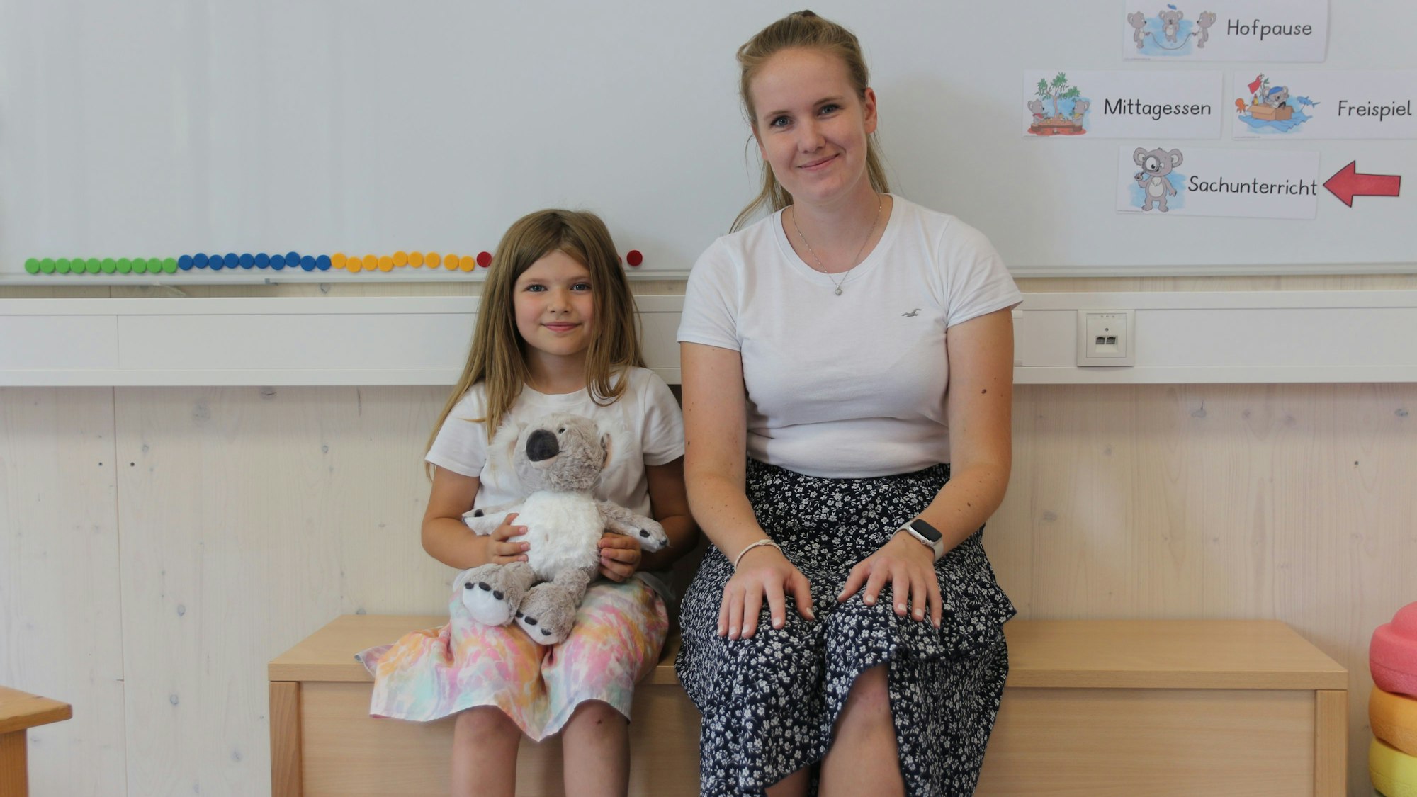 Esther Stiller mit Klassenlehrerin Jessica Abels in der Koala-Klasse.