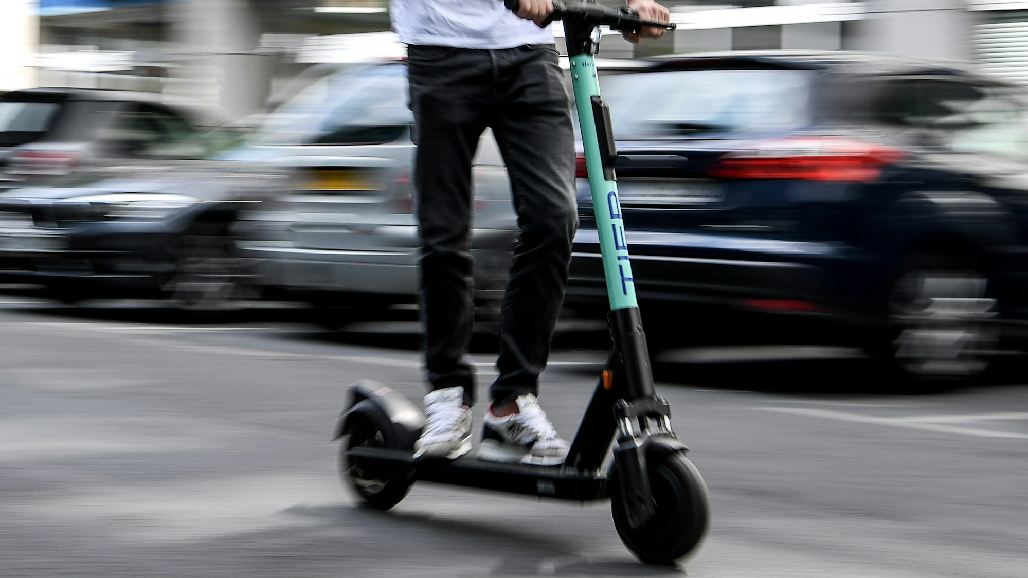 Das Symbolfoto zeigt einen E-Scooter-Fahrer.
