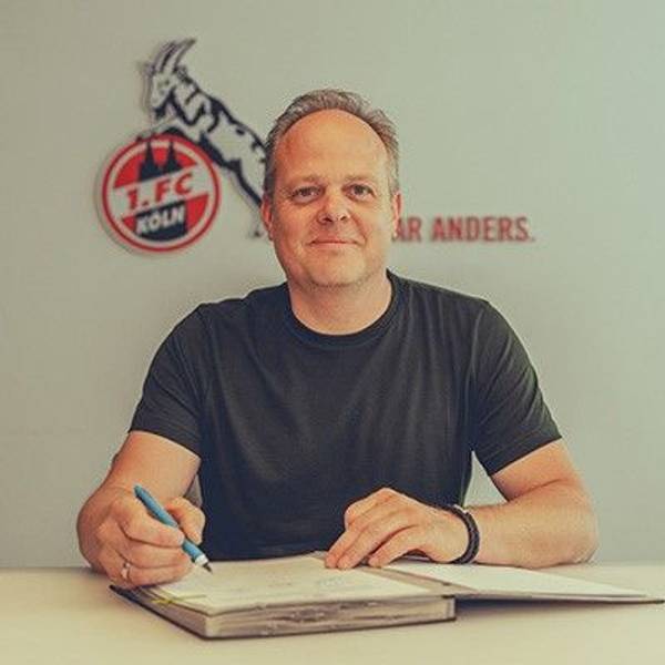 Daniel Weber unterschreibt seinen Vertrag beim 1. FC Köln.