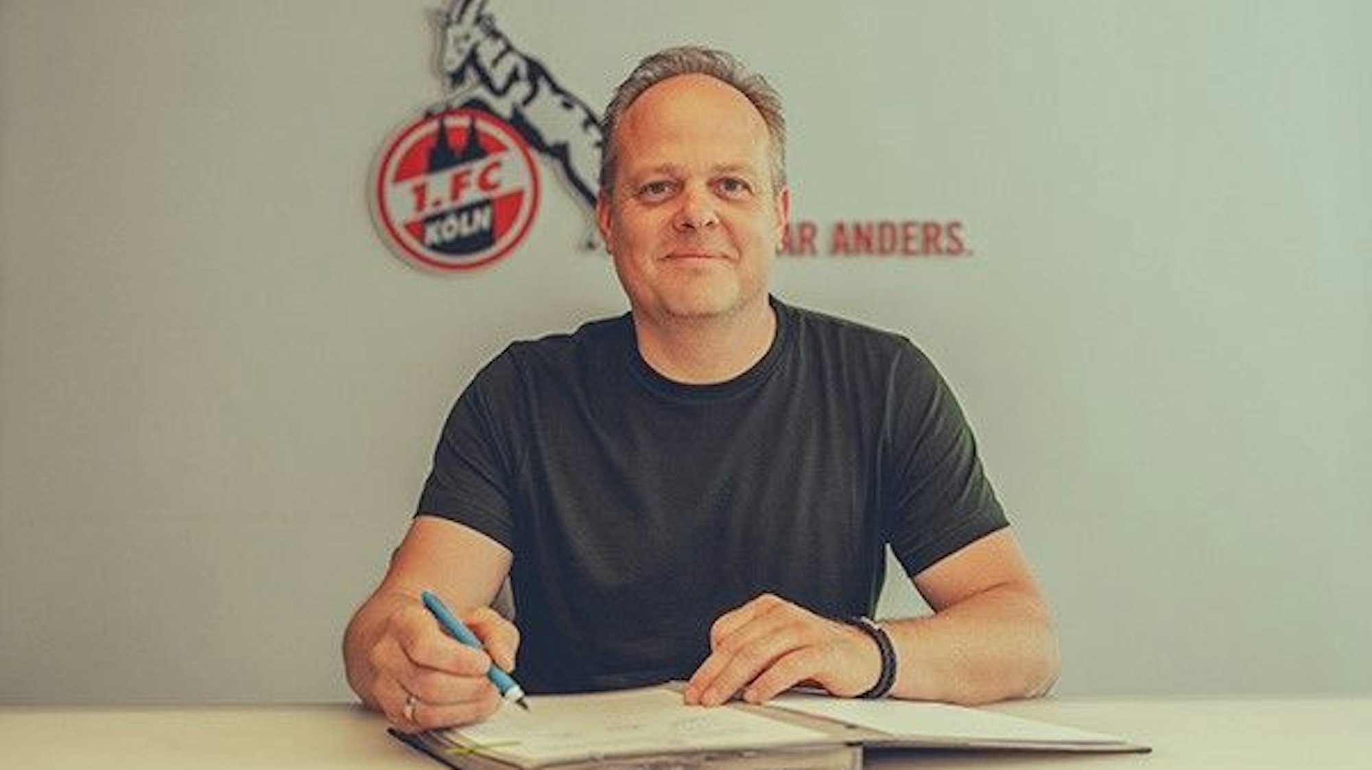 Daniel Weber unterschreibt seinen Vertrag beim 1. FC Köln.