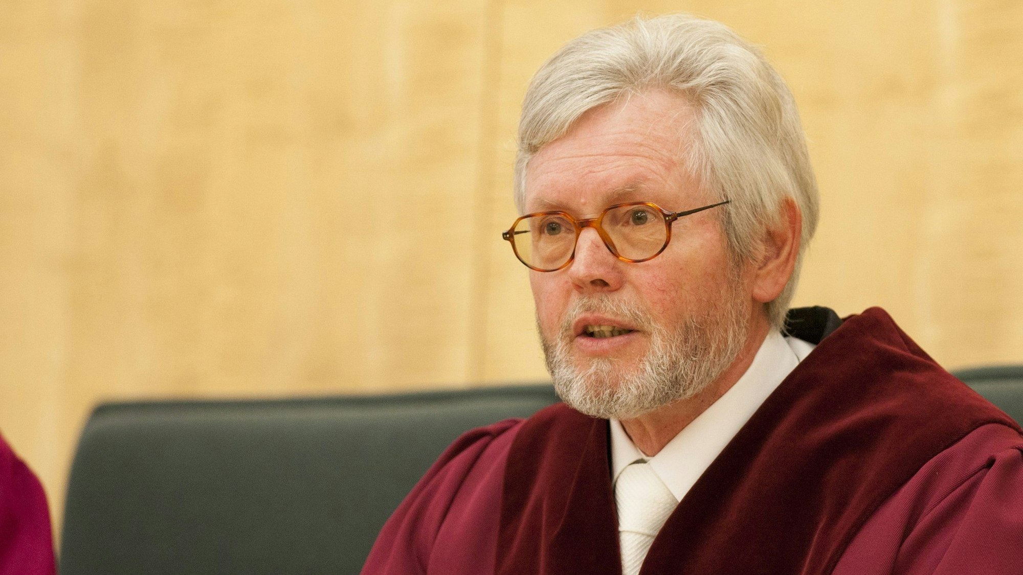 Michael Bertrams, Präsident des Verfassungsgerichtshofs, verkündet am 30.10.2012 im NRW-Verfassungsgericht in Münster (Nordrhein-Westfalen) ein Urteil