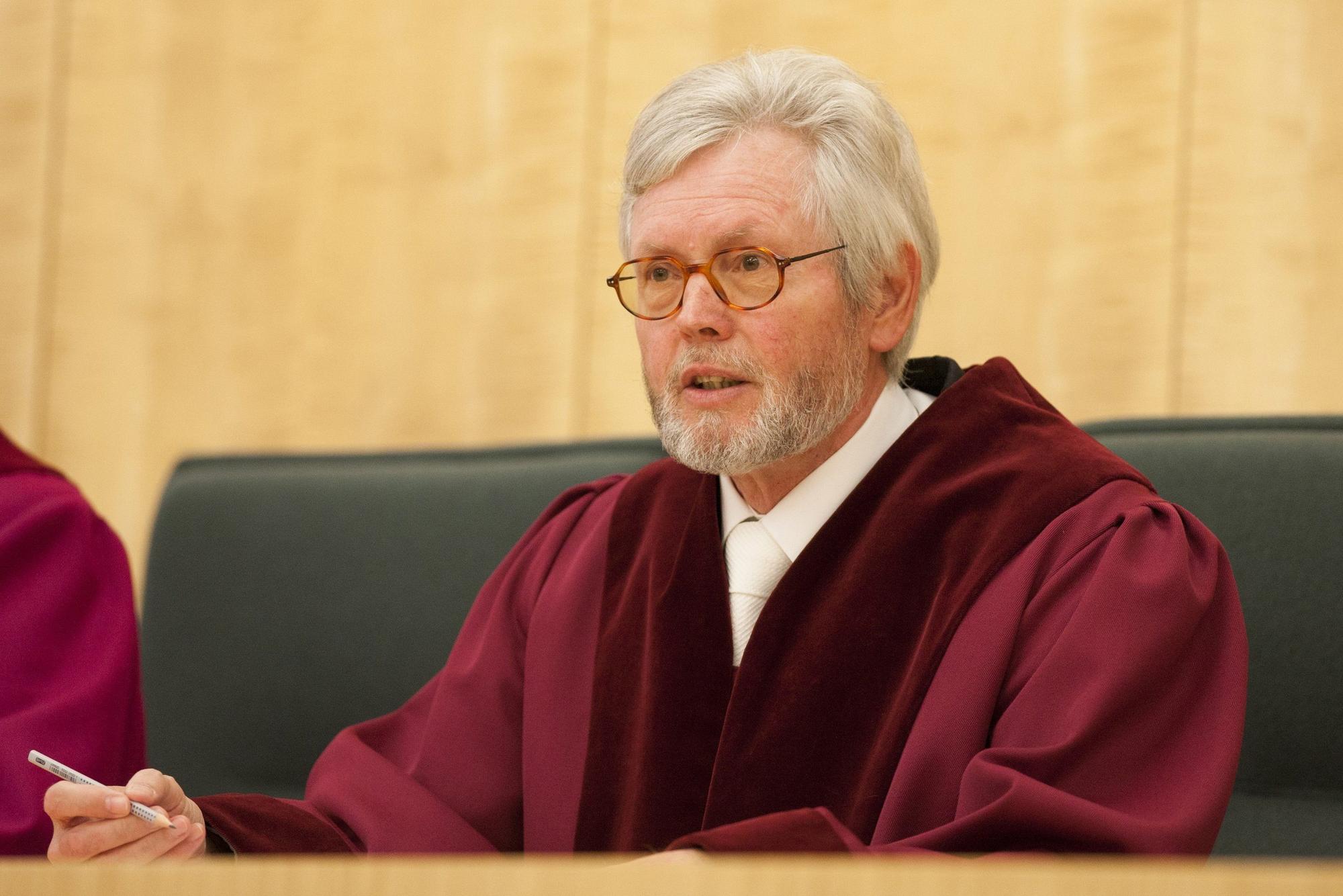 Zum Ende seiner Amtszeit als Präsident des Verfassungsgerichtshofs für Nordrhein-Westfalen verkündetet Michael Bertrams am 30. Dezember 2012 ein Urteil zum Haushaltsentwurf der damaligen rot-grünen Landesregierung.