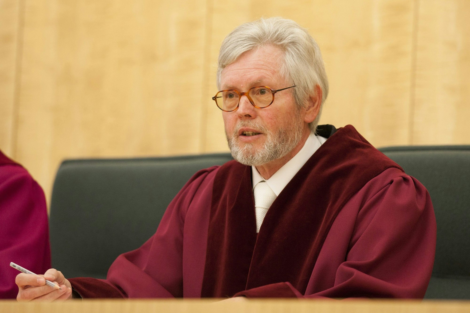 Zum Ende seiner Amtszeit als Präsident des Verfassungsgerichtshofs für Nordrhein-Westfalen verkündetet Michael Bertrams am 30. Dezember 2012 ein Urteil zum Haushaltsentwurf der damaligen rot-grünen Landesregierung.