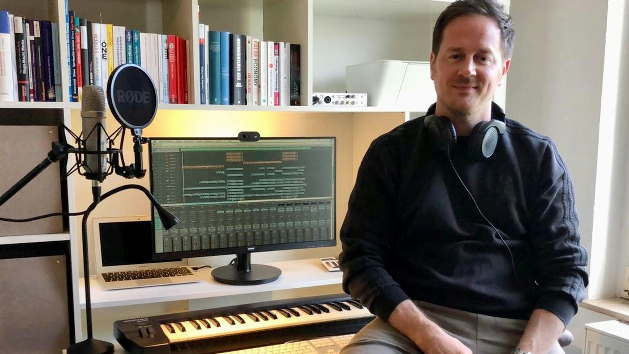 Das Bild zeigt Niklas Liebertz vor seinem Keyboard in seiner Wohnung in Köln.