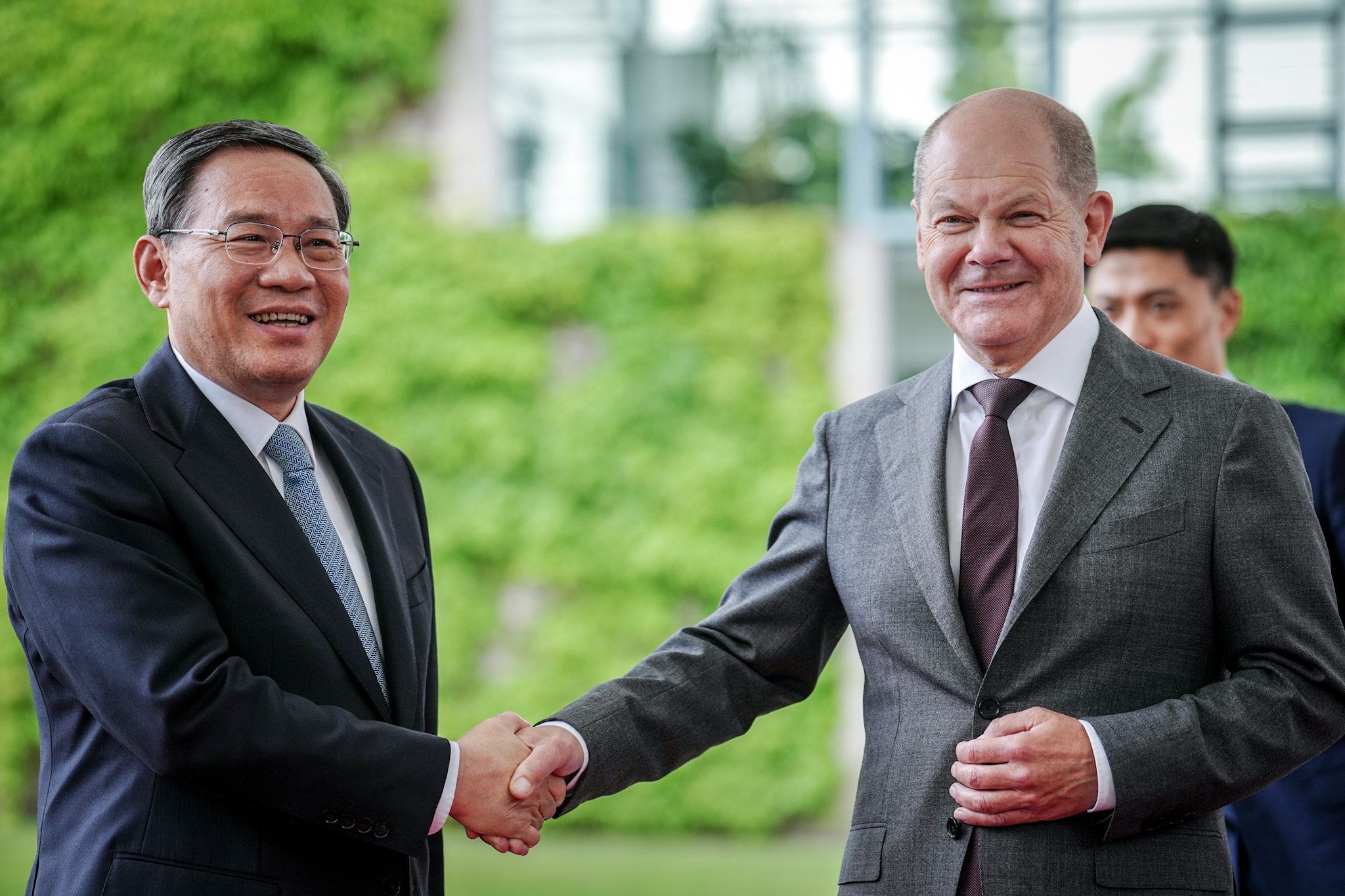 Bundeskanzler Olaf Scholz (r, SPD) empfängt zum Auftakt des Deutschland-Besuchs der chinesischen Regierung Chinas Ministerpräsident Li Qiang vor dem Bundeskanzleramt.