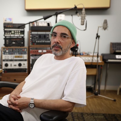 Der Kölner Produzent Bazzazian in seinem Studio.