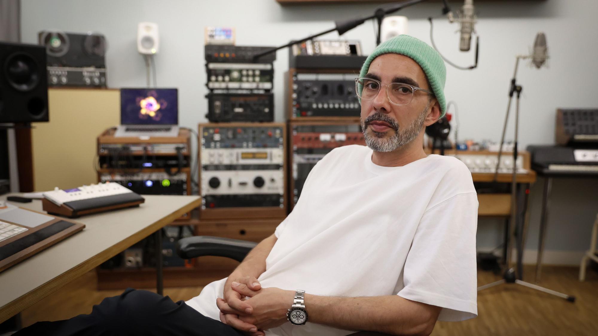 Der Kölner Produzent Bazzazian in seinem Studio.