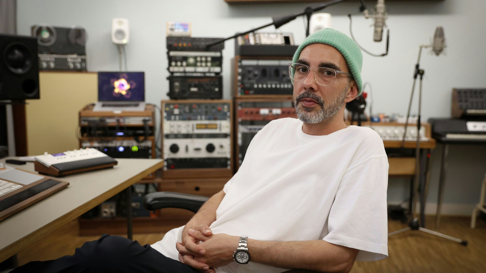 Der Kölner Produzent Bazzazian in seinem Studio.