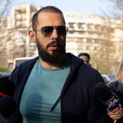 10.04.2023, Rumänien, Bukarest: Andrew Tate kommt vor der Direktion für die Untersuchung von organisierter Kriminalität und Terrorismus (DIICOT) an, wo Staatsanwälte elektronische Geräte untersuchen, die während der Ermittlungen gegen die Tate-Brüder beschlagnahmt wurden.