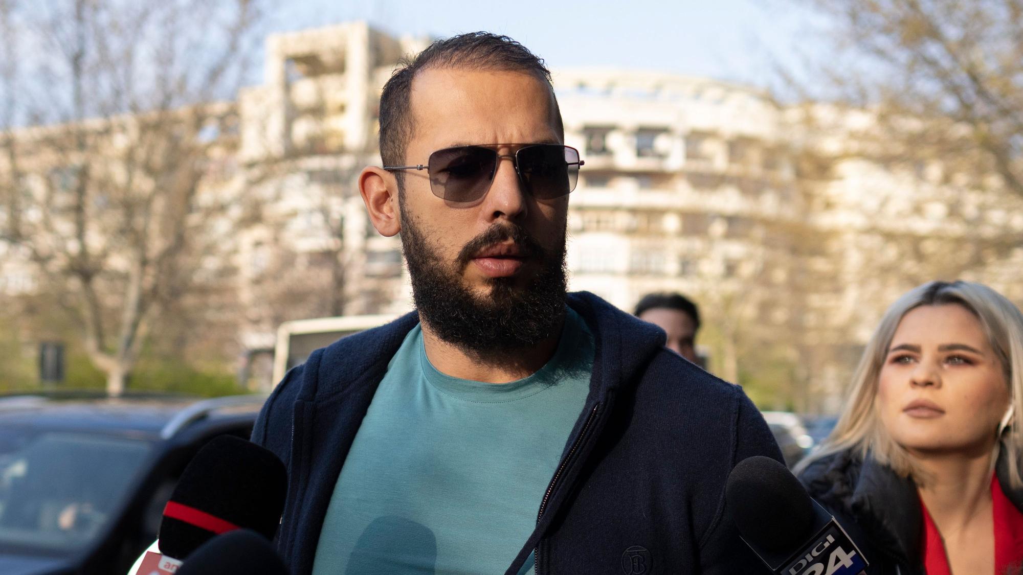 Andrew Tate kommt vor der Direktion für die Untersuchung von organisierter Kriminalität und Terrorismus (DIICOT) an, wo Staatsanwälte elektronische Geräte untersuchen, die während der Ermittlungen gegen die Tate-Brüder beschlagnahmt wurden. Dem für frauenfeindliche Äußerungen bekannten britisch-amerikanischen Influencer Andrew Tate drohen wegen weiterer Missbrauchsvorwürfe auch in Großbritannien rechtliche Konsequenzen.