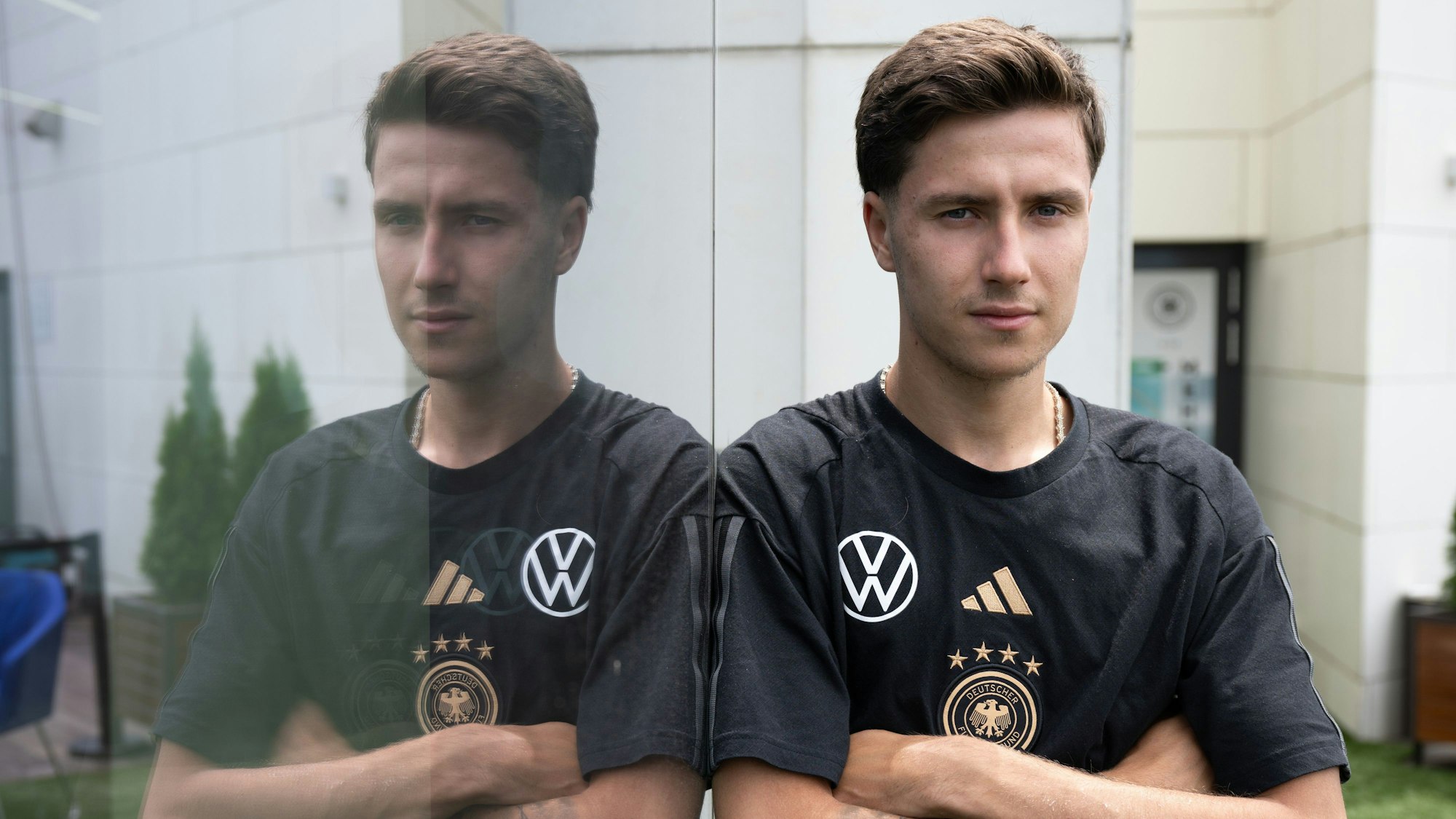 Denis Huseinbasic, FC-Profi und Spieler der deutschen U21-Nationalmannschaft, steht am Rande einer Medienrunde im Teamhotel auf der Terrasse.