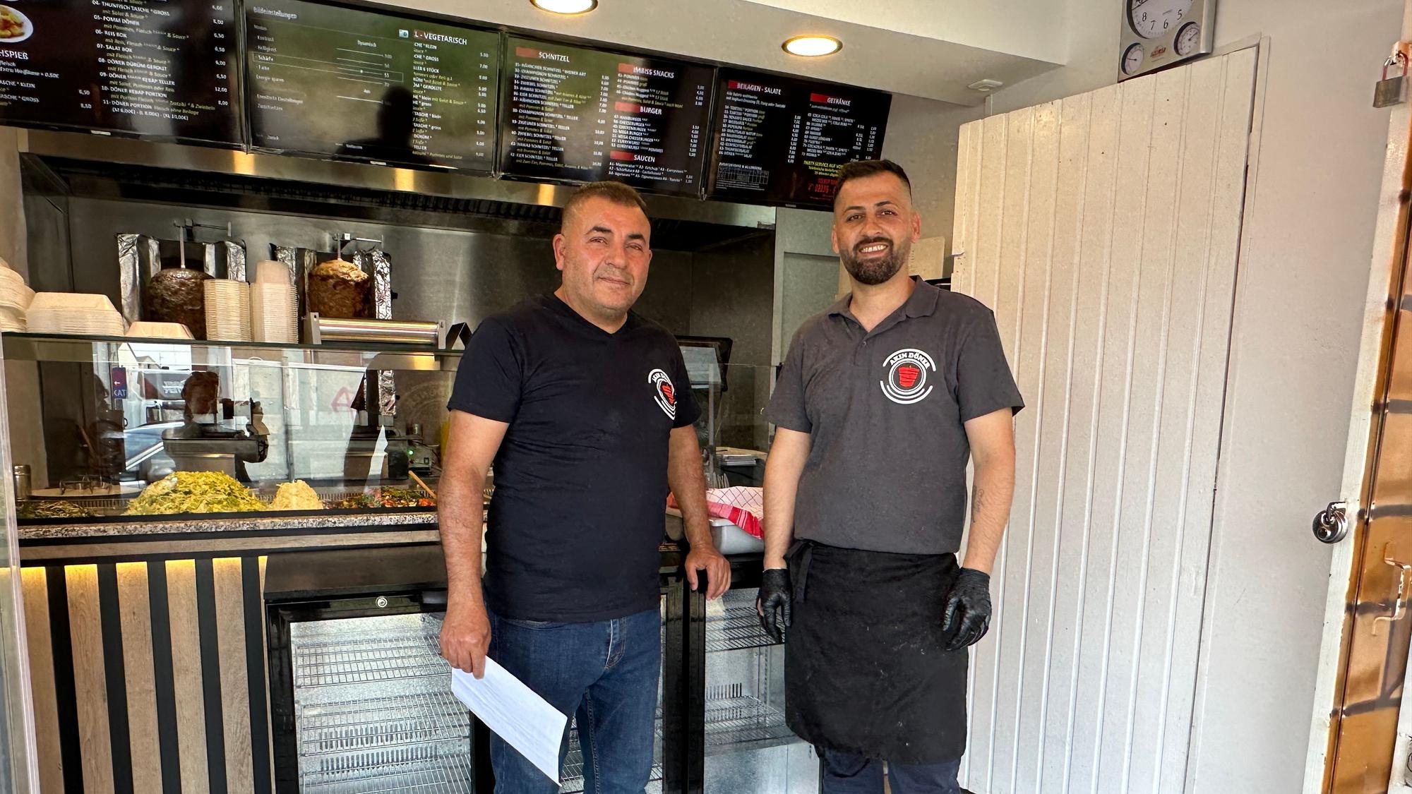 Geschäftsbetreiber Dalshad Rabi (rechts) steht mit Akin Sifam (links) in dem neuen Laden.