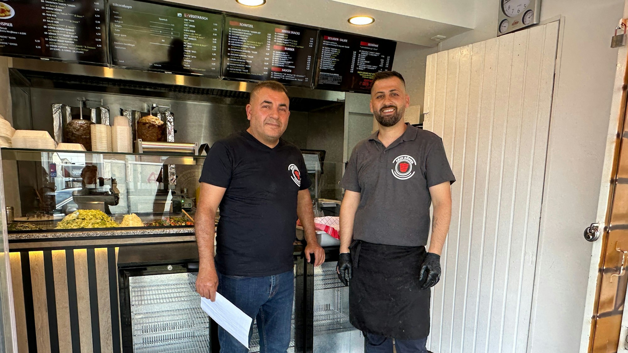 Geschäftsbetreiber Dalshad Rabi (rechts) steht mit Akin Sifam (links) in dem neuen Laden.