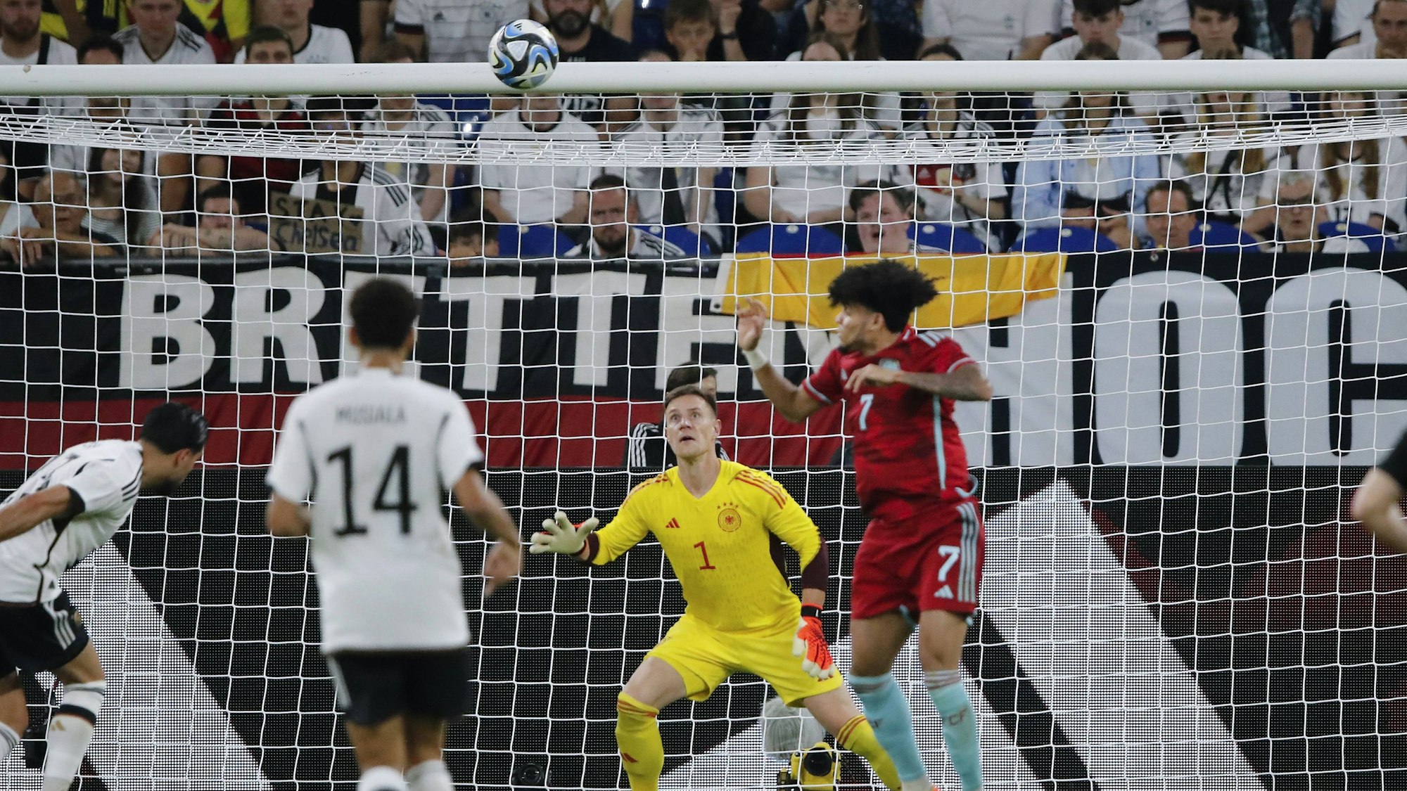 Der Kolumbianer Luis Diaz trifft zum 1:0 gegen das DFB-Team.