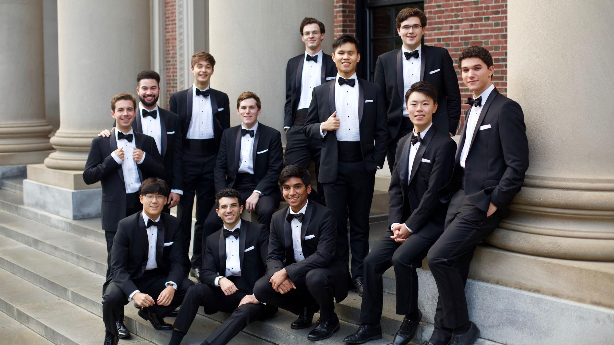 Harvard Krokodiloes. Männer in Anzügen mit Fliege.