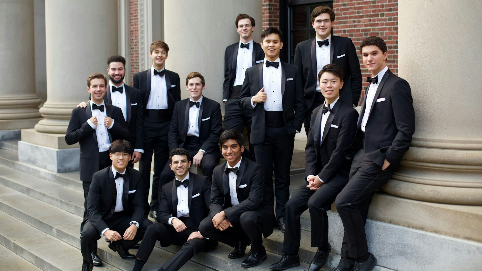 Harvard Krokodiloes. Männer in Anzügen mit Fliege.