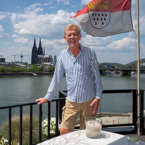 Arnold Dircks auf seinem Balkon vor dem Rheinpanorama