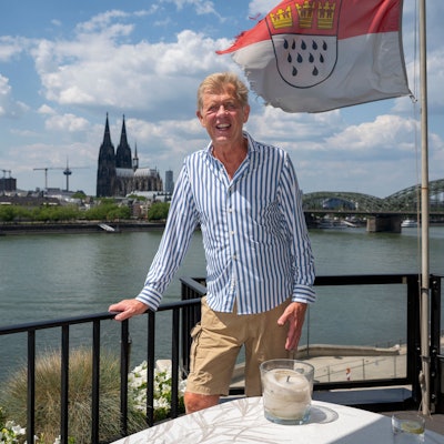 Arnold Dircks auf seinem Balkon vor dem Rheinpanorama