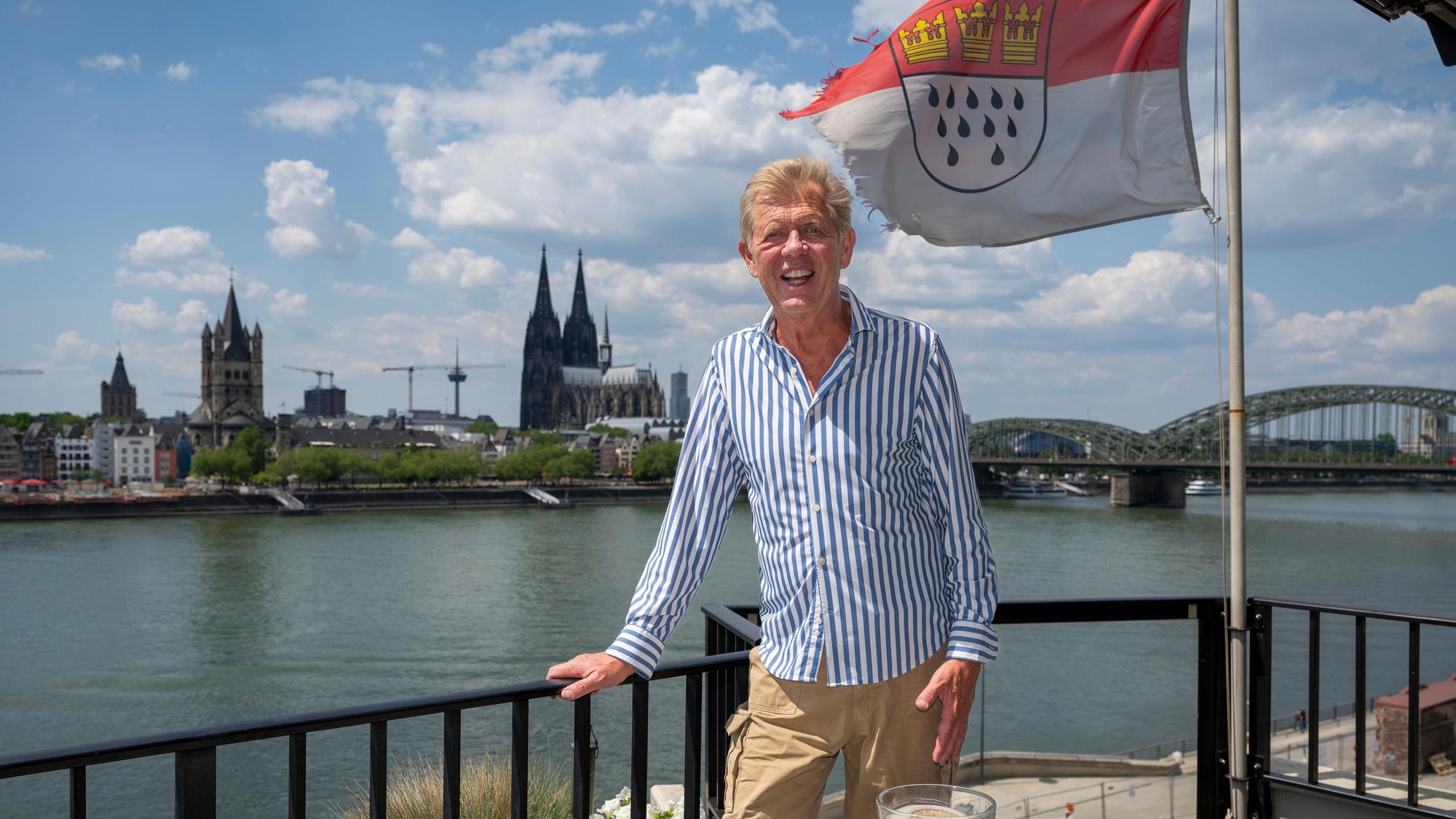 Arnold Dircks auf seinem Balkon vor dem Rheinpanorama