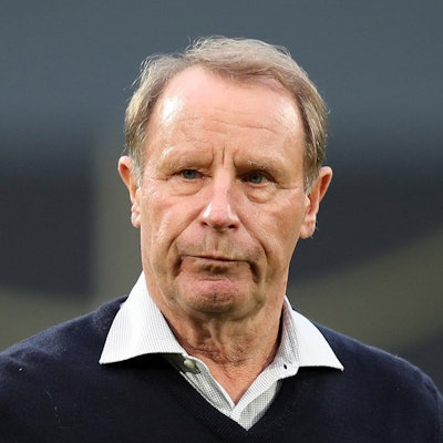 Der Deutsche Berti Vogts geht beim Aufwärmtraining über den Platz