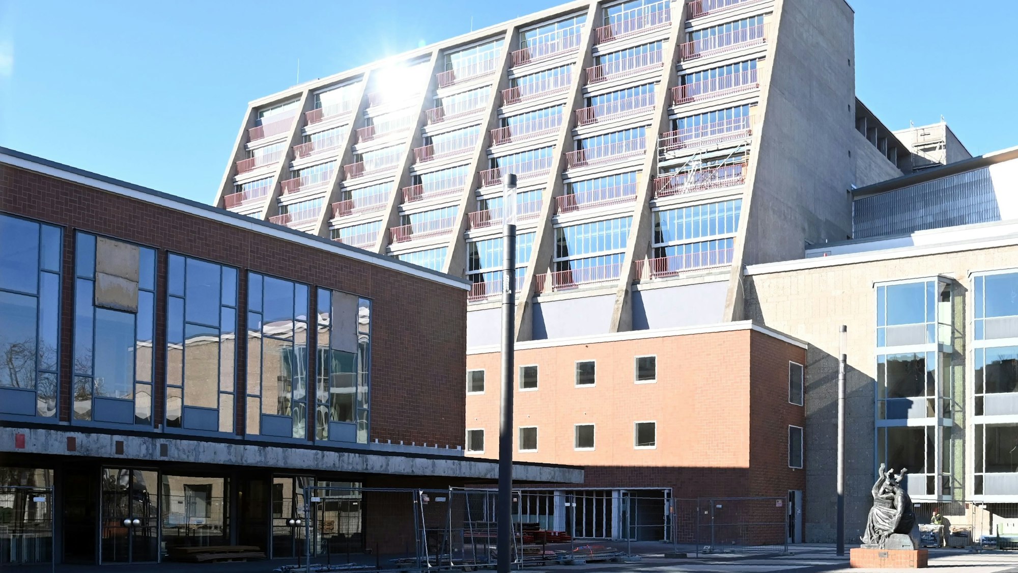 Das Bild zeigt die Bühnen am Offenbachplatz.