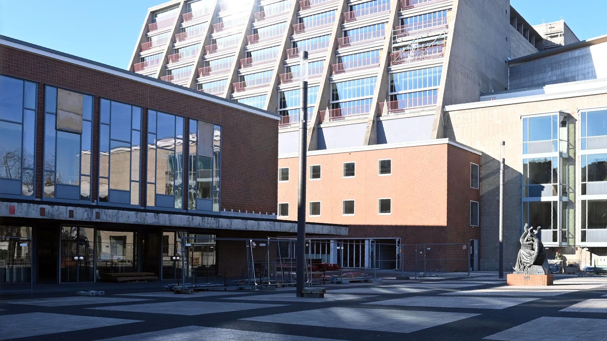 Ein Teil des Offenbachplatzes soll ab Ende Mai Dirk-Bach-Platz heißen.